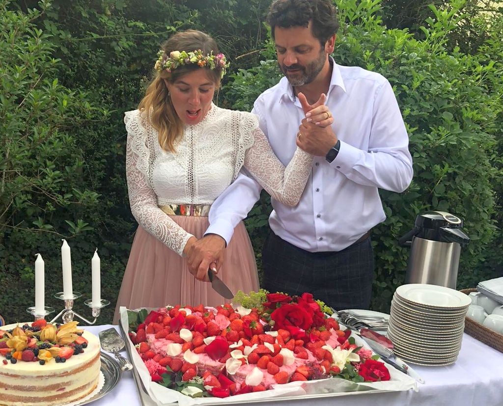Anschnitt der Torte- friscch und lecker von Kunz-Mahl Catering für Hochzeit in Köln