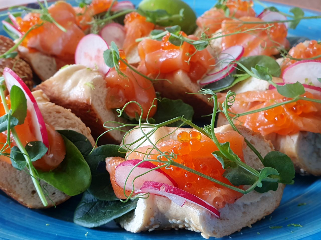 Sesam-Bagels mit Lachs und seinem Kaviar fingerfood Kunz-Mahl Catering Koeln